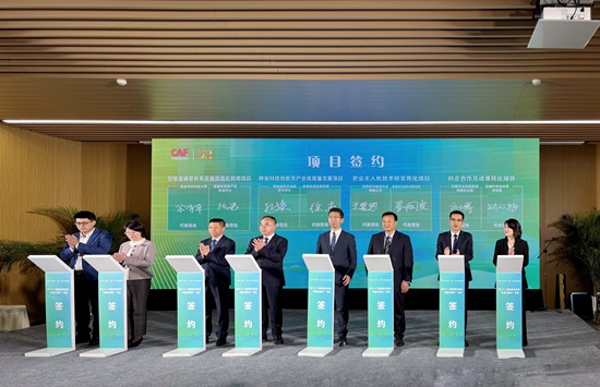 291761718723205925.jpg 签约照片 - 副本.jpg